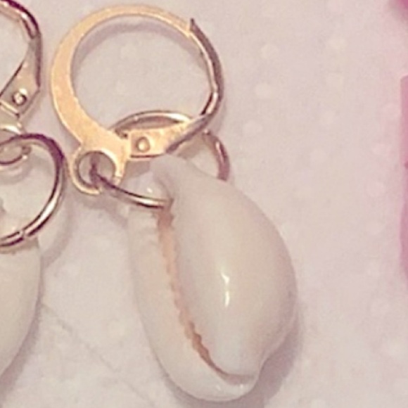 FREE PEOPLE Gold Tropical Shell Earrings Hypoallergenic ear loops LightweightNEW - Picture 2 of 5